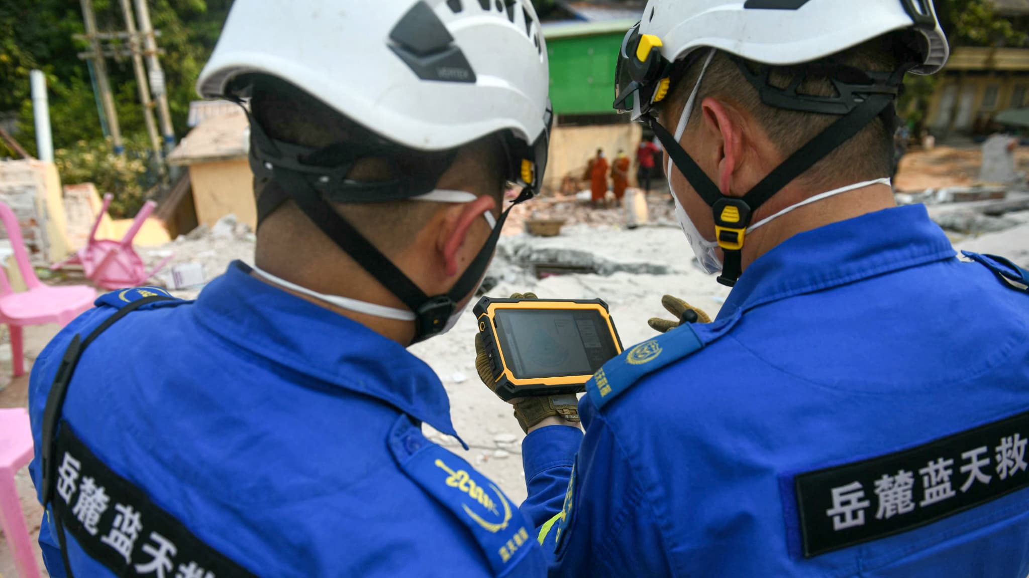 Des secouristes chinois cherchent des survivants dans les décombres après le séisme, à Mandalay, en Birmanie, le 30 mars 2025