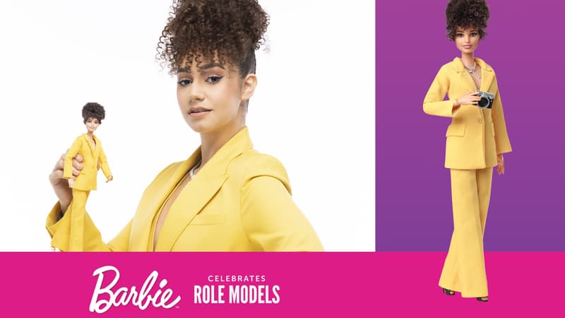 Léna Situations en compagnie de sa Barbie.