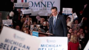 Mitt Romney en meeting à Novi, dans le Michigan. Il s'est imposé mardi dans les primaires républicaines du Michigan et de l'Arizona, deux succès qui lui permette de relancer sa candidature à l'investiture pour la présidentielle face à son rival qui monte,