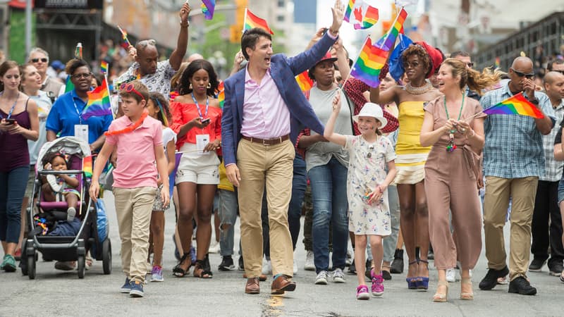Justin Trudeau lors de la Gay Pride de Toronto, le 25 juin 2017. Ce jour-là, il arborait des chaussettes célébrant à la fois les communautés homosexuelle et musulmane. 