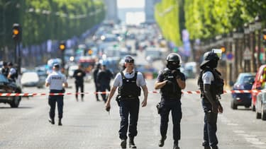Des agents des forces de l'ordre sur les Champs-Elysées le 19 juin.