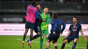 Lucas Chevalier fêté par ses partenaires après la victoire du PSG face à l'OM au Trophée des champions (2-2, 4 t.a.b. 1), le 8 janvier 2026