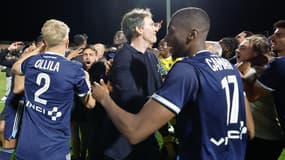 Antoine Arnault au milieu des joueurs après le match de la montée, le 2 mai 2025