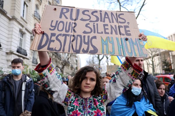Un rassemblement contre la guerre en Ukraine devant l'ambassade de Russie à Paris, le 24 février 2022