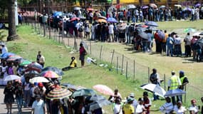 Les gens font la queue le 13 décembre à Pretoria pour rendre hommage à Nelson Mandela, le dernier jour de l'exposition de sa dépouille au public.