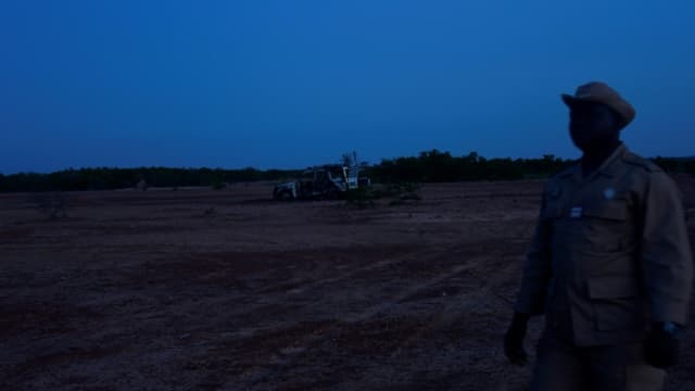 Sur les lieux de l'attaque dans laquelle sept humanitaires, dont six Français, et leur guide sont morts, le 9 août 2020, près de Touré au Niger.