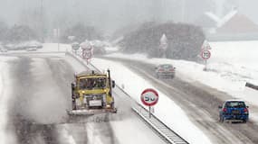 Chasse neige sur l'autoroute