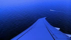Une capture d'écran montrant un navire au large des côtes argentines, vu depuis un avion américain participant le 26 novembre 2017 aux recherches du sous-marin "San Juan", disparu en mer