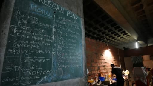 Des squatteurs menacés d'expulsion tiennent un restaurant "freegan" ou "déchétarien", dont le menu est concocté avec des invendus du marché de Rungis, sous le périphérique parisien, le 25 mars 2016 Des squatteurs menacés d'expulsion tiennent un restaurant "freegan" ou "déchétarien", dont le menu est concocté avec des invendus du marché de Rungis, sous le périphérique parisien, le 25 mars 2016