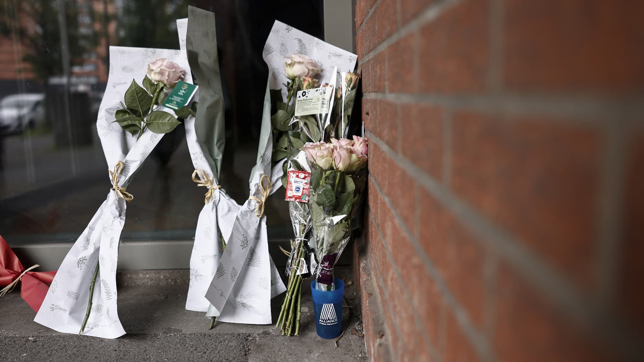 Des fleurs ont été déposées devant le commissariat de Roubaix après l'accident mortel.