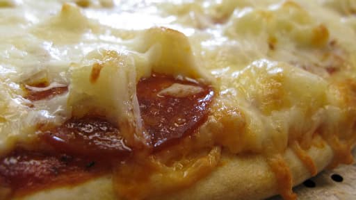 Pizza dégorgeant de fromage