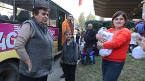 Des familles arméniennes à la frontière avec l'Arménie, le 29 septembre 2023 