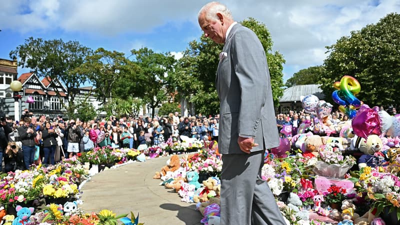 Le roi Charles III se rend devant le Southport Town Hall où des hommages ont été rendus aux trois fillettes tuées dans un attaque au couteau, le 20 août 2024