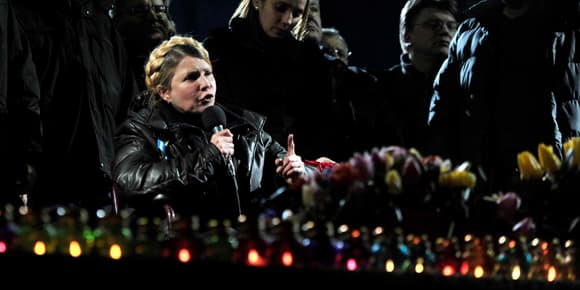 Ioulia Timochenko s'exprimant devant la foule réunnie place Maïdan à Kiev. Ioulia Timochenko s'exprimant devant la foule réunnie place Maïdan à Kiev.