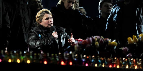 Ioulia Timochenko s'exprimant devant la foule réunnie place Maïdan à Kiev.