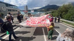 Bloquons Tout : des manifestants bloquent le pont de Savines avec une banderole