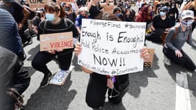 Des manifestants contre les violences policières posent un genou à terre le 2 juin 2020 à Los Angeles. 