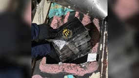 De la cocaïne découverte dans une cache aménagée dans un camion transportant des produits cosmétiques au péage de Thun l’Evêque (Nord) sur l'A2, dans la nuit du 3 au 4 février 2025.