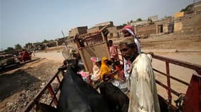 Une famille fuit les inondations à proximité de Shahdadkot, dans la province pakistanaise de Sindh. De nouvelles inondations ont aggravé la situation dans le sud du pays, forçant 200.000 personnes supplémentaires à fuir leurs foyers au cours des dernières