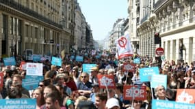 Manifestation à Paris dans le cadre de la "fête à Macron" le 5 mai 2018