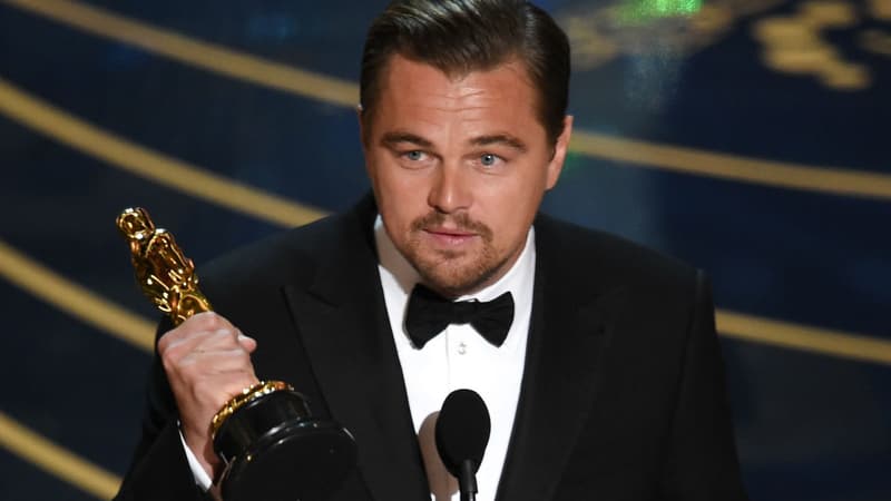 Leonardo DiCaprio reçoit l'Oscar du Meilleur acteur pour "The Revenant" le 28 février 2016.