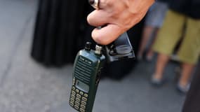 Un homme avec un talkie-walkie dans la main à Beyrouth, le 18 septembre 2024.