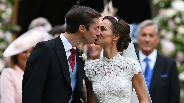 Pippa Middleton et son époux James Matthews, à l'issue de leur cérémonie de mariage devant l'église St Mark, le 20 mai 2017