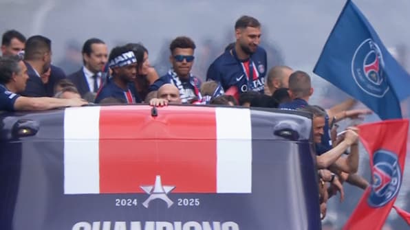Les joueurs du PSG en haut du bus pour la parade sur les Champs-Elysées, 1er juin 2025