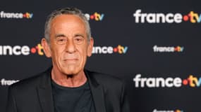 Thierry Ardisson, animateur et producteur de France Télévisions, pose avant la conférence de presse de présentation de la nouvelle saison du groupe audiovisuel France Télévisions, le 11 juillet 2023 à Paris.