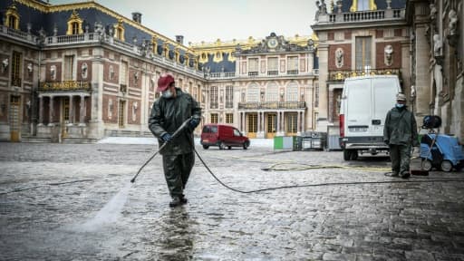 Des employés nettoient la cour d'honneur du château de Versailles le 5 juin 2020 Des employés nettoient la cour d'honneur du château de Versailles le 5 juin 2020