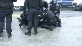 Le gendarme à terre lors de la manifestation parisienne 