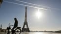 EN VIDEO - L'incroyable trompe-l'oeil de l'artiste JR au pied de la tour Eiffel
