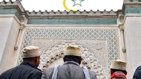 Des musulmans devant une mosquée - photo d'illustration
