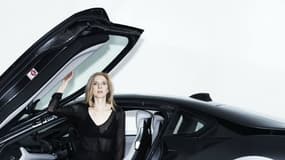 Cette petite robe noire Felder Felder a un point commun avec la BMW i8. Elle est en fibre de carbone, comme la carrosserie de la sportive.