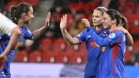 Eugénie Le Sommer et les Lyonnais célèbrent un but contre le Slavia Prague, le 14 novembre 2023