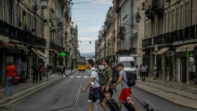 Des touristes à Lisbonne, le 18 juin 2021 au Portugal