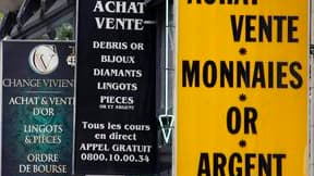 La flambée des prix de l'or, qui a atteint jeudi un record historique à 1.800 dollars l'once, semble attiser toutes les convoitises, depuis les arnaqueurs qui ont flairé le bon filon jusqu'aux braqueurs qui s'attaquent de plus en plus aux bijouteries. "L'