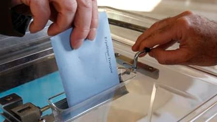 Près d'un Français sur trois (32%) appelé à voter aux élections cantonales de dimanche a l'intention de choisir un candidat socialiste ou radical de gauche, selon un sondage publié lundi, contre 28% préférant un candidat UMP et 15% un candidat du Front na