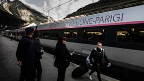 Une passagère et des contrôleurs d'un train Paris-Milan de la SNCF à Modane, à l'occasion de la réouverture de la ligne le 31 mars 2025.