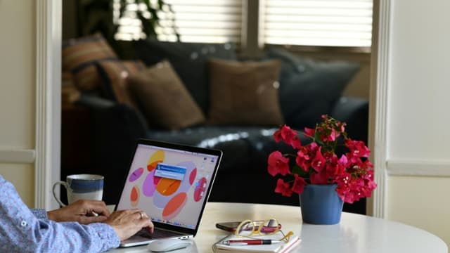 Une personne en télétravail depuis son domicile, le 14 août 2021 à Los Angeles