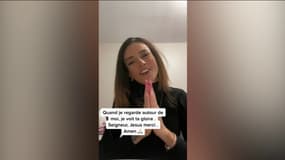 Une jeune femme chante sur le morceau religieux "Comment ne pas te louer" à la mode sur le réseau social TikTok