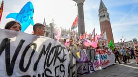 Plusieurs milliers de personnes ont manifesté  samedi à Venise pour demander l'interdiction du passage des grands navires dans la célèbre lagune.