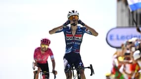 Valentin Paret-Peintre célèbre sa victoire au Mont Ventoux lors de la 16e étape du Tour de France, le 22 juillet 2025