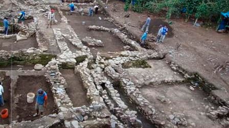 Des archéologues ont découvert neuf tombes de la culture Huari au Pérou, à une trentaine de kilomètres du Machu Picchu, sur le site d'Espiritu Pampa, dans la région de Cuzco. Les archéologues ont notamment trouvé plus de 100 céramiques, 233 pièces d'argen