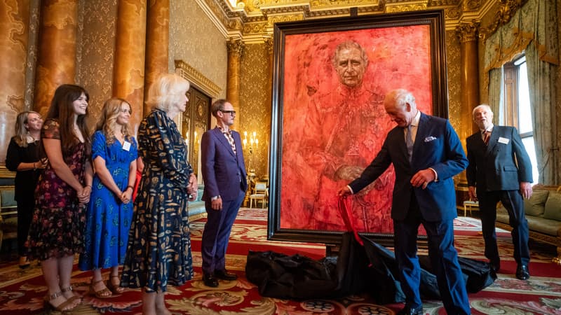 Regarder la vidéo Charles III découvre le premier portrait le représentant depuis son couronnement