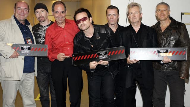 Le producteur Gérard Drouot (en chemise rouge) aux côtés du groupe britannique U2 en 2005.