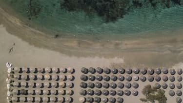 Les règles: 40 personnes maximum sur 1000m2, 4 mètres entre les parasols, pas de service de restauration et boissons, et désinfection des chaises longues après chaque client