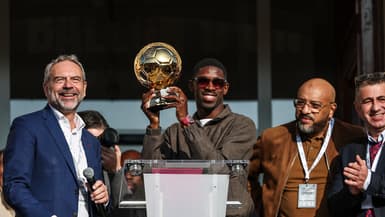 Ousmane Dembélé présente son Ballon d'or à Evreux, le 12 octobre 2025.