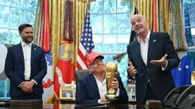 JD Vance, Donald Trump et Gianni Infantino avec la Coupe du monde, le 22 août 2025.
