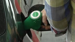 Carburants: le prix à la pompe augmente alors que le cours du baril reste stable